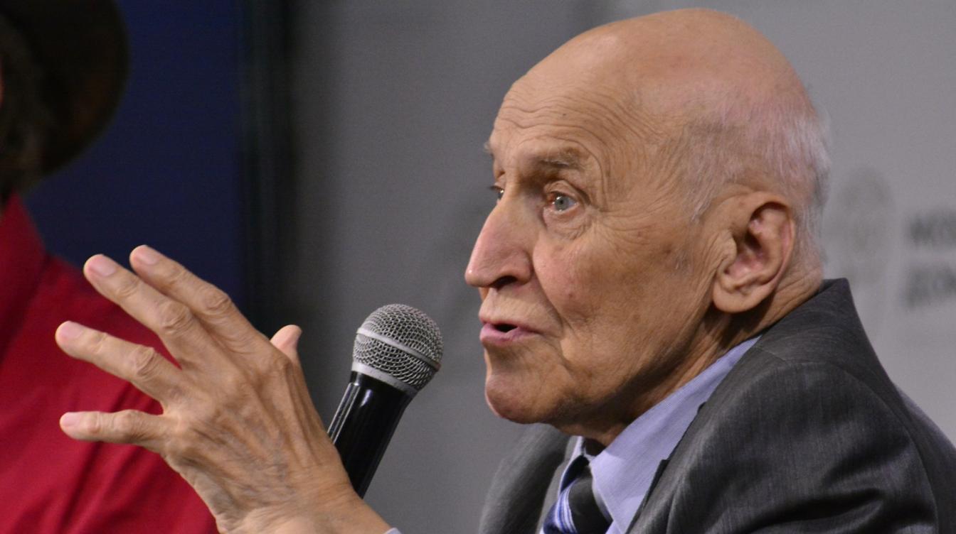 86-летнего Дроздова увезли в больницу прямо с медосмотра