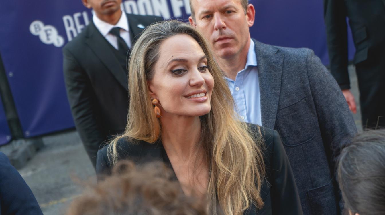 Джоли распродает свои богатства из-за нищенского положения