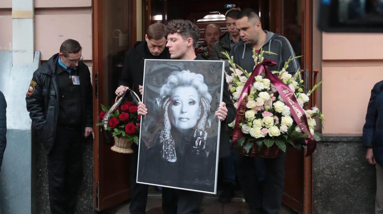 Во время похорон Светличной произошел скандал