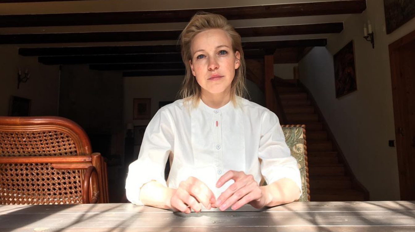 "Клопы и холод": сбежавшая из РФ актриса стала таксисткой и взвыла от жизни в Париже