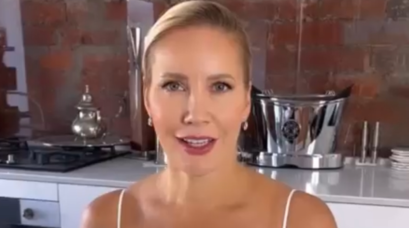 Елена Летучая показала обнаженное тело в крошечном бикини