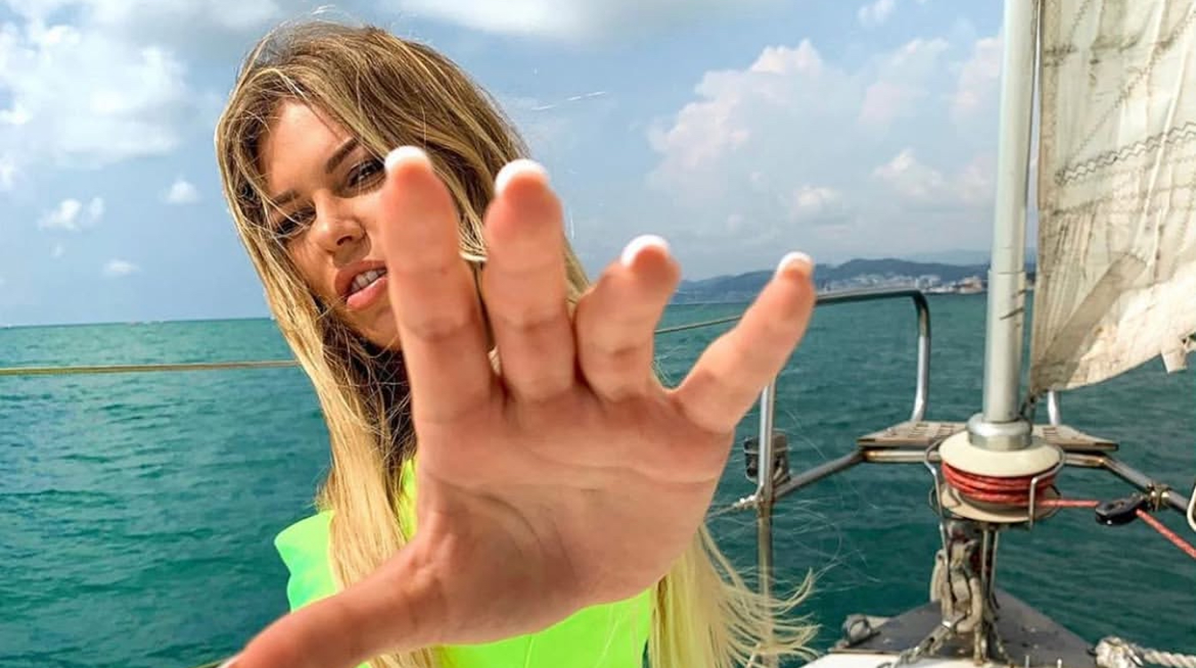 Известная российская певица пожаловалась на дыру в щеке после пластики: "Я урод"