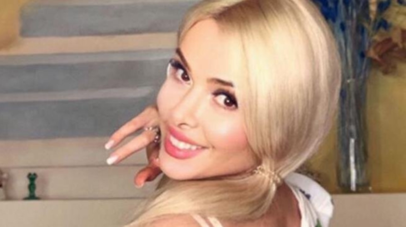 "Мерзкая свинья": российская певица прилюдно избила приемную дочь