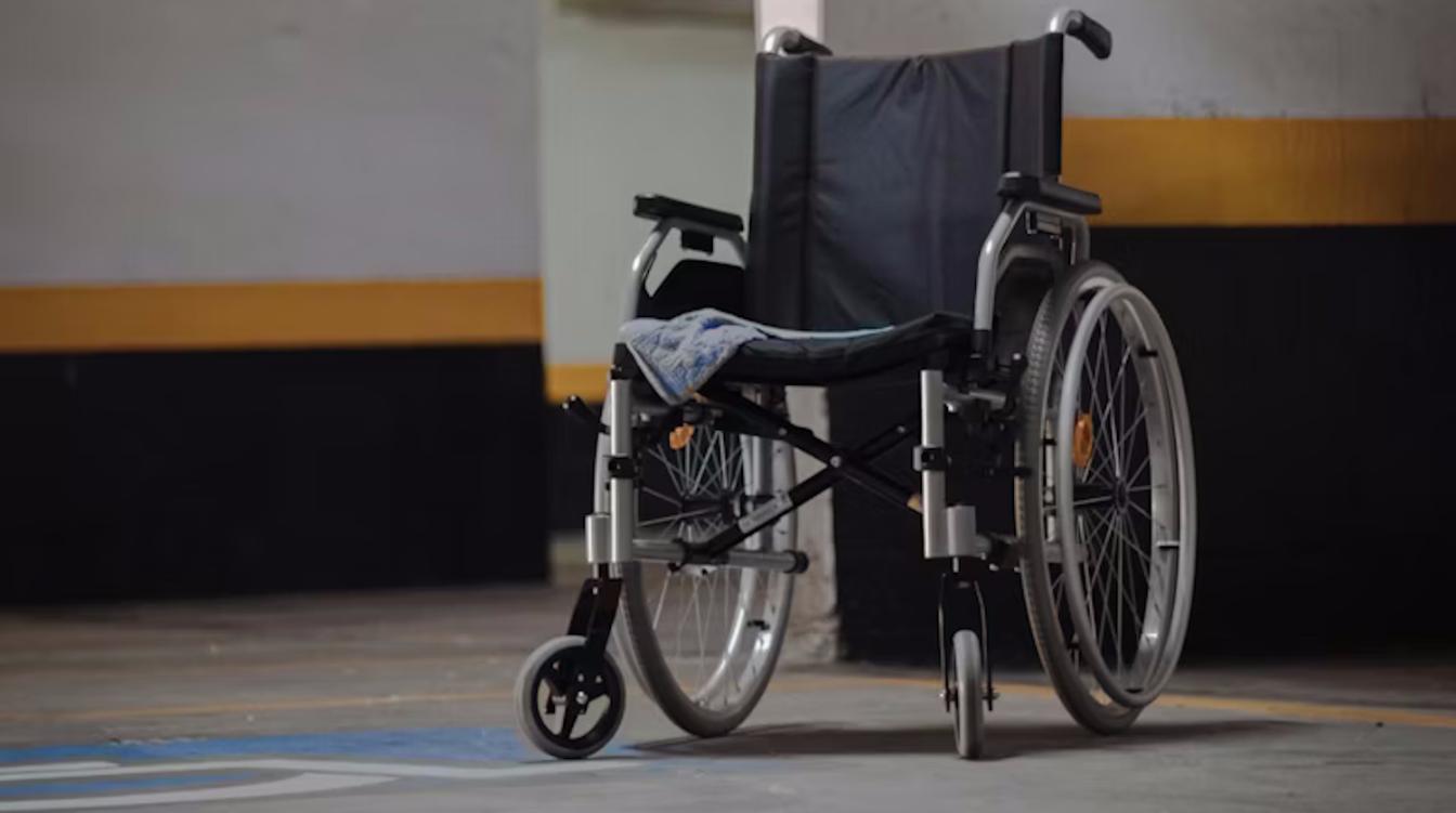 Популярный певец приехал на съемки новогодней передачи в инвалидном кресле